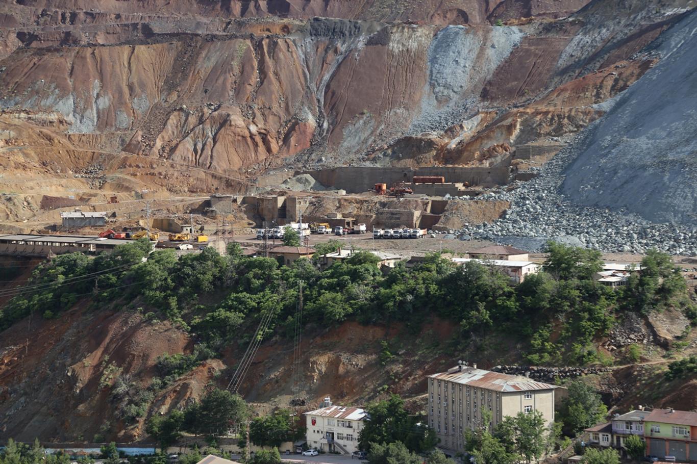 Elazığ’ın Maden ilçesi göçük tehlikesiyle karşı karşıya  
